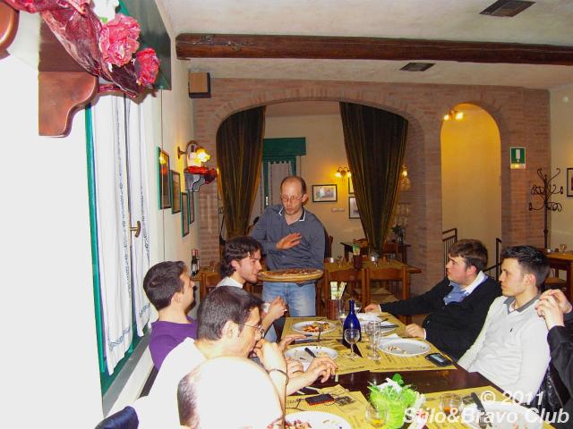 ...insiste con Michele, ma riceve un 2 di picche...alla fine la mangeremo tutta noi!!!