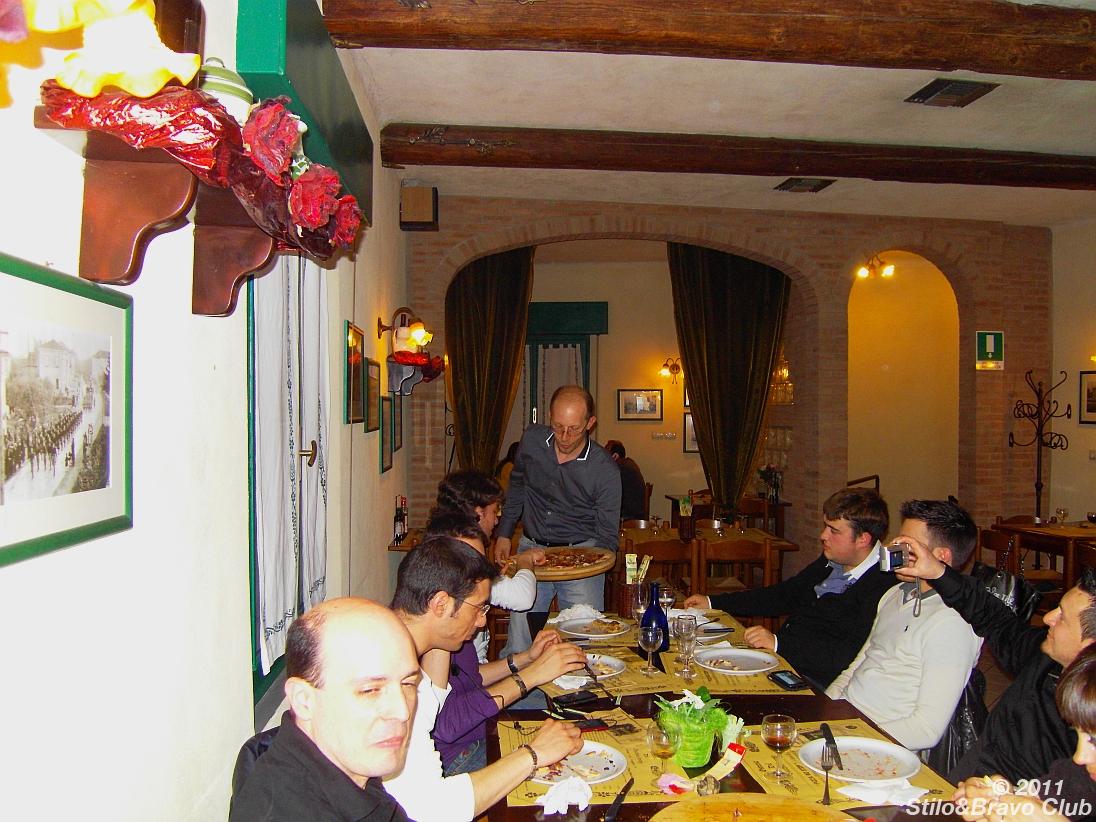 La nostra cameriera dai lunghi capelli biondi porta la pizza a Corrado & Co...