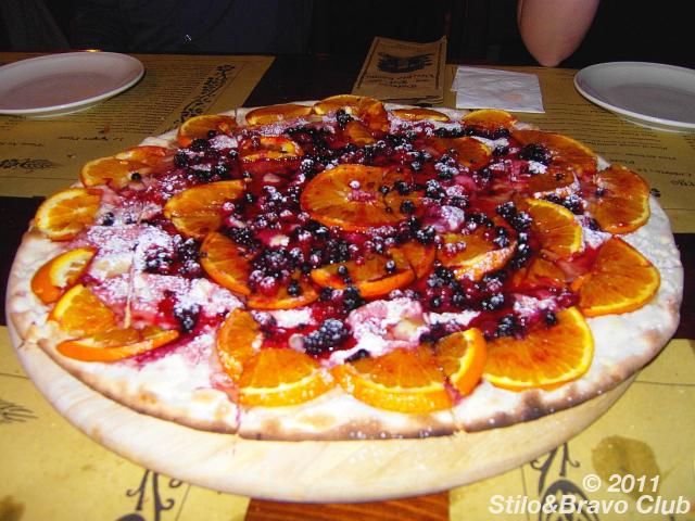 Esclusiva pizza-dolce con spicchi di arancia e frutti di bosco 
