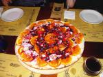 Esclusiva pizza-dolce con spicchi di arancia e frutti di bosco 
