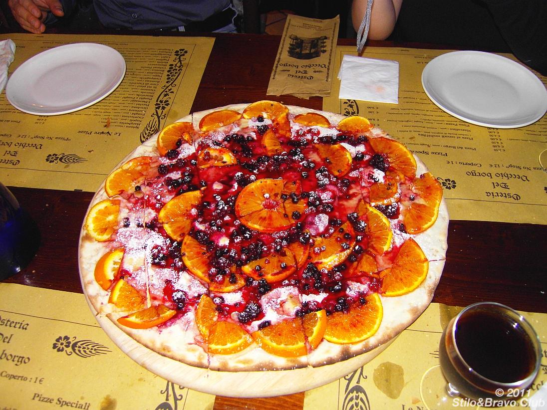 Esclusiva pizza-dolce con spicchi di arancia e frutti di bosco 