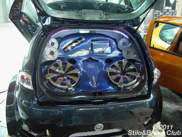 147 con super impianto audio e LED a ritmo di musica...